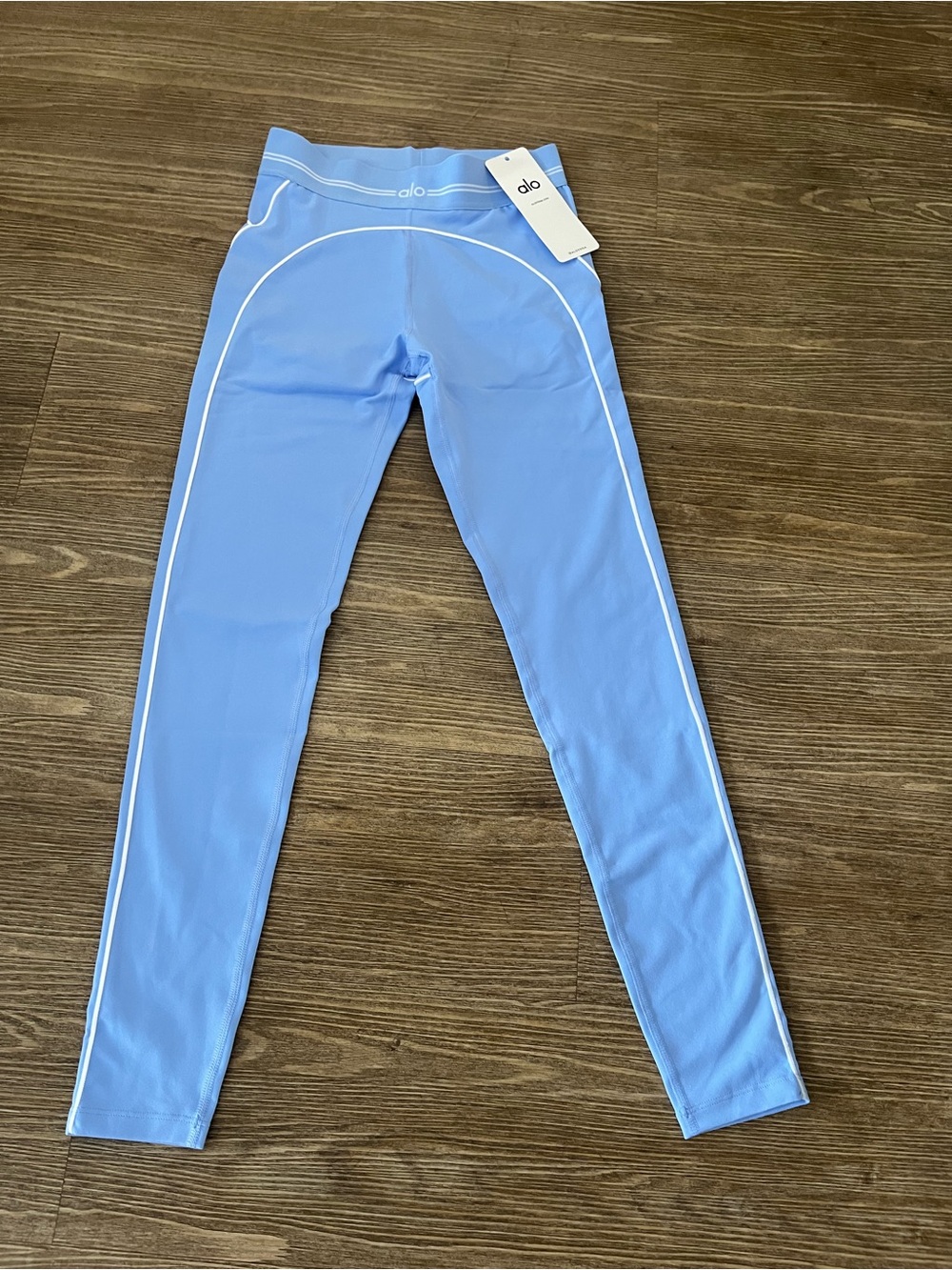 ALO Yoga Sky Blue Sports Bra and Leggings Set with White Piping - Picture 2 of 3